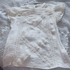 Ladies White short sleeve top.